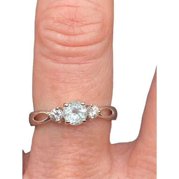 Sterling silver 925 pale blue round topaz and flanked by two small CZs ring 7.5 - Picture 1 of 13